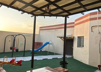 شاليه بجلسة خارجية وألعاب أطفال 