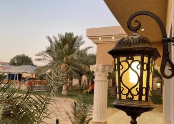 استراحة بمجلس واسع وفناء خارجي 