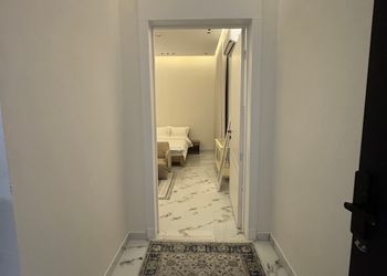 غرفة بسرير ماستر وجلسة جانبية