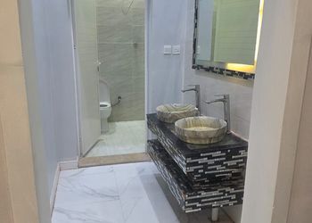 شاليه بجلسة مطلة على مسبح 