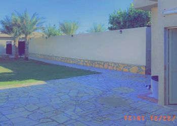 شاليه بمسطح اخضر وجلسة خارجيه