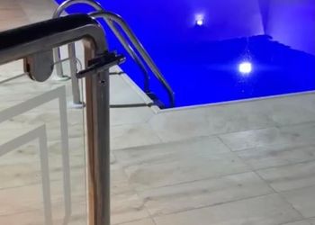 استراحة بمسطح اخضر وجلسه خارجيه