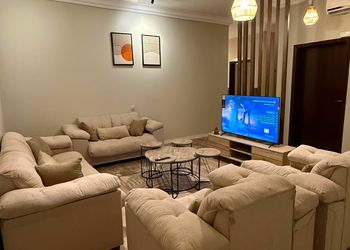 شقة بصالة مريحة وغرفتين نوم 