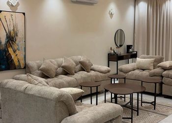 شاليه بمسبح خارجي ومسطح اخضر