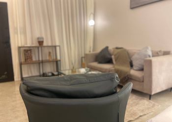 استديو بأثاث مريح وبسيط 