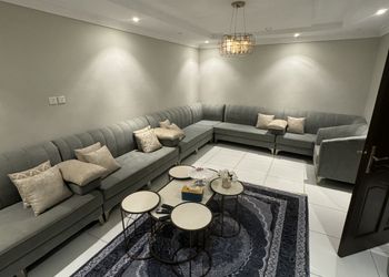 شاليه بمجلس مطل على المسابح 