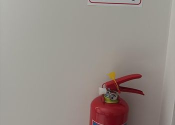 استديو بأثاث مريح وبسيط 