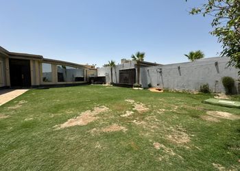 شاليه بجلسة تطل على مسبح داخلي 