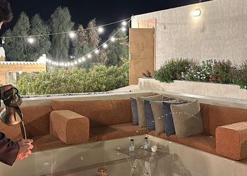 استراحة بمسطحات خضراء وملاعب