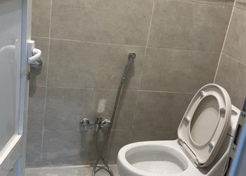شاليه بجلسة خارجية ومسطح اخضر