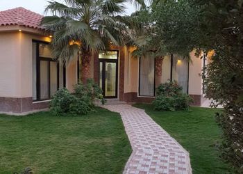 شاليه بجلسة خارجية والعاب مائية