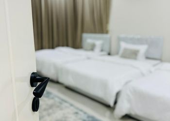 شقة بصالة وغرفتين نوم وبأثاث بسيط