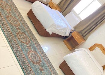 شقة بصالة وثلاث غرف نوم