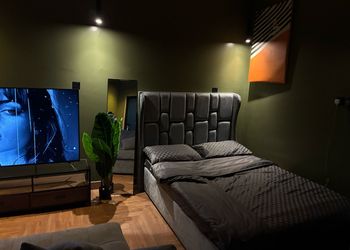 استديو بأثاث مريح وبسيط 