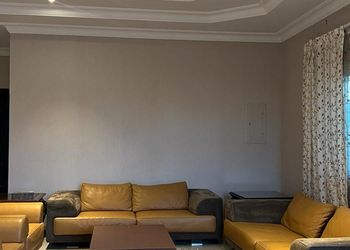 استراحة بمسطح اخضر وجلسة خارجية