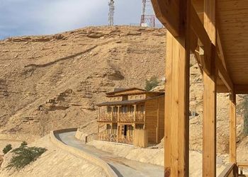 منتجع بأطلالة مميزة وأكواخ 