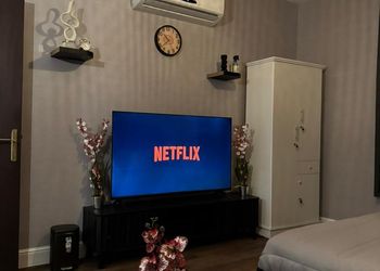 استديو بسرير ماستر وجلسة جانبية 