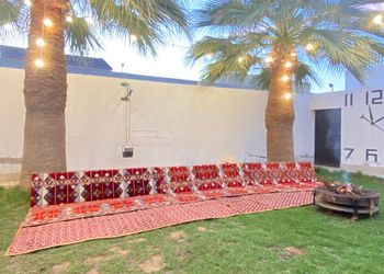 استراحة بمجالس ومسطح اخضر