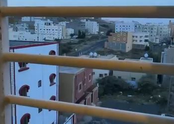 شقة بصالة وثلاث غرف نوم