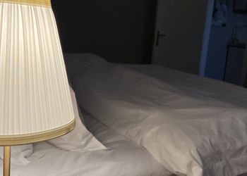 شقة بصالة انيقة وغرفة نوم