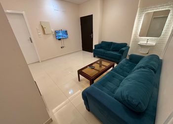 شقة بصالة ومجلس وغرف نوم