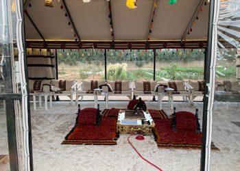 مزرعة بمسطح اخضر وبيت شعر