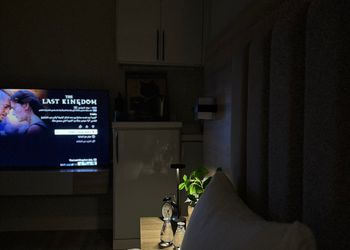 استديو بأثاث مريح وبسيط 