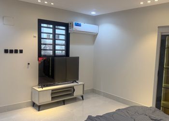 استديو بسرير ماستر وأثاث مريح 