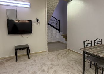شقة بصالة جلوس وثلاث غرف نوم 