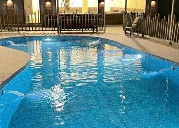 استراحة بجلسة خارجية ومسطح اخضر