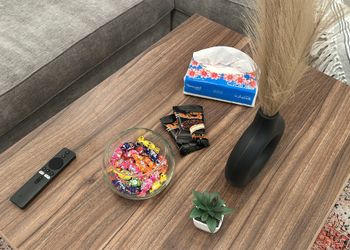 شقة بصالة وغرفة نوم وبأثاث مريح