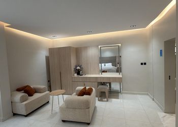 استديو بسرير ماستر وأثاث مريح 