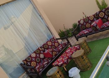 شاليه بجلسة على مسطح اخضر 