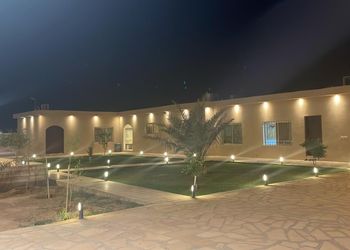 استراحة بجلسة خارجية ومسطح اخضر