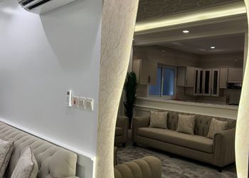 شقة واسعة بصالة وثلاث غرف نوم 