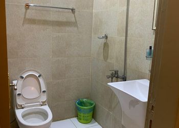 غرفة بسرير ماستر