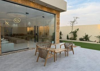 شاليه بمسطح اخضر وجلسة خارجية
