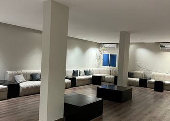 استراحة  بمسبح ومسطح اخضر 