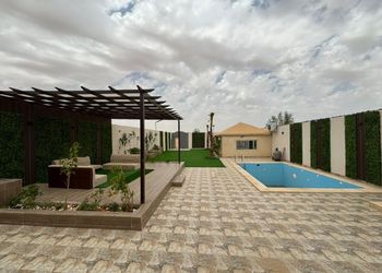 شاليه بمسطح اخضر ومسبح 