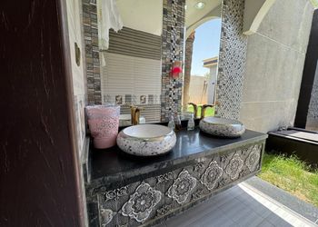 شاليه بصالة مطلة على المسبح 