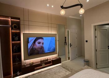 استديو بأثاث مريح وبسيط 