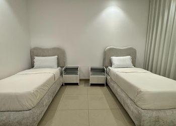 شاليه بجلسة خارجية وألعاب أطفال