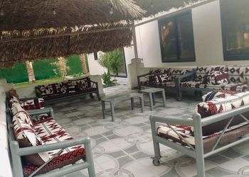 شاليه بجلسة خارجية ومسطح اخضر