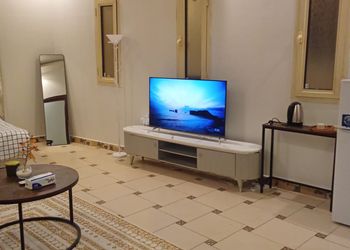 استديو بسرير مفرد وأثاث مريح 