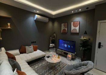 شقة بدخول ذاتي وتصميم هادئ
