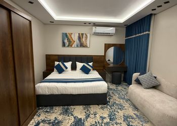 استديو بأثاث مريح وبسيط 