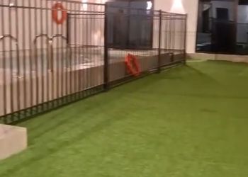 شاليه بمسطح اخضر ومسبح 