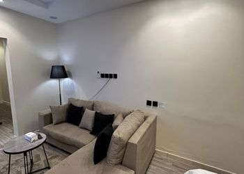 استديو بسرير ماستر وجلسة جانبية 