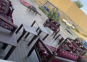 استراحة بصالة جلوس وجلسة خارجية