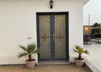 استراحة بمجلس واسع وفناء خارجي 